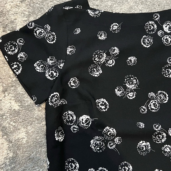 New With Tag Ann Taylor black and white daisy print blouse short sleeves - Picture 6 of 7